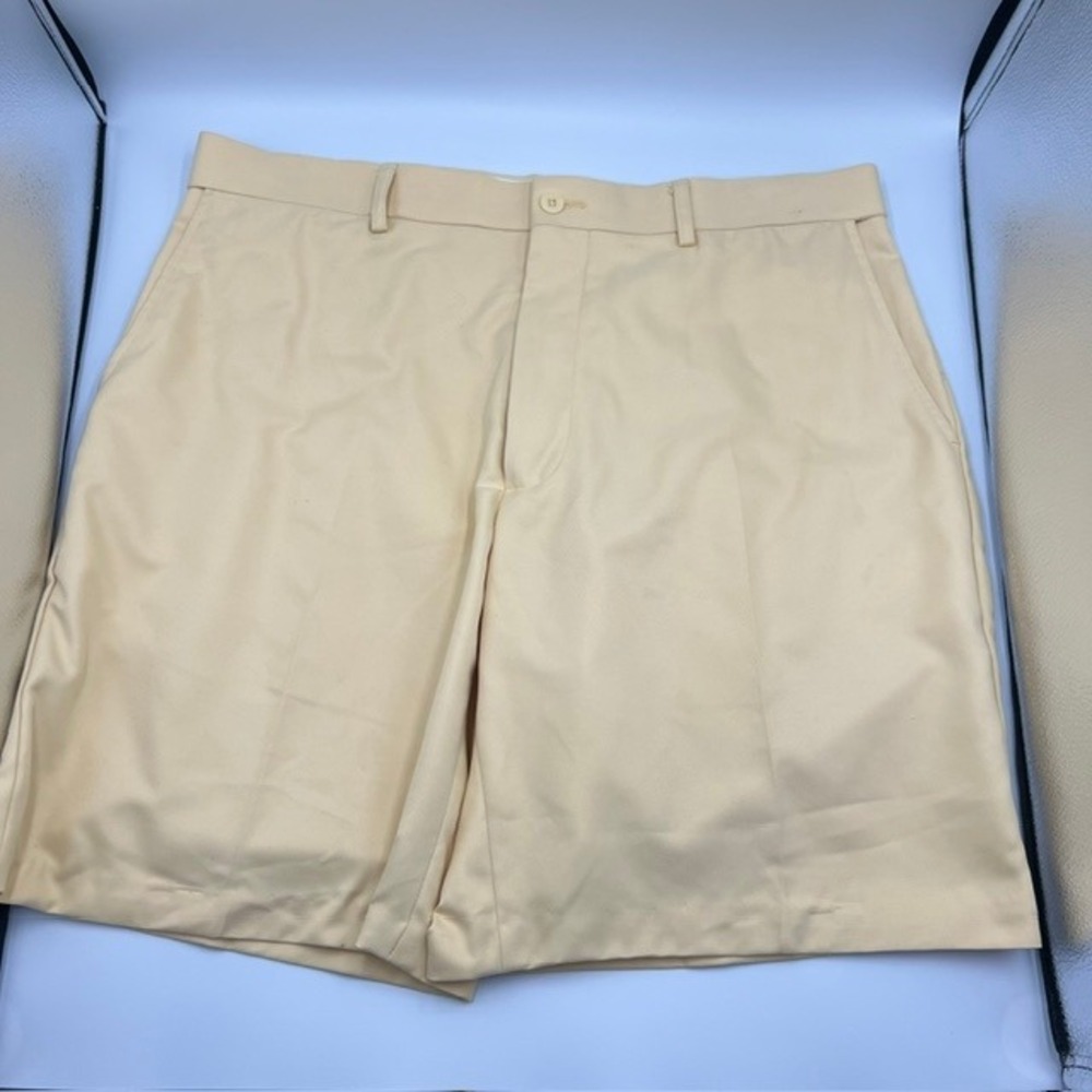 Savane Men's Light Yellow Polyester Golf‎ Casual Shorts Size 34 with 9" Inseam